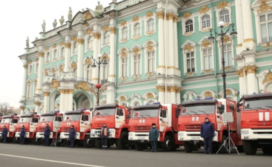 Петербургский пожарно-спасательный гарнизон получил 35 единиц новой техники
