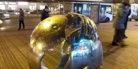 Плагиат, да еще и дорогой: шар у метро «Проспект Просвещения» за 3,2 млн рублей могли переоценить в 10 раз