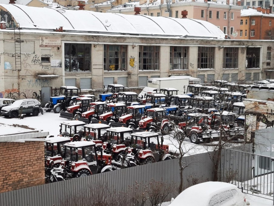 Петербургская снегоуборочная техника простаивает на стоянках, в то время, когда город погружается в снежный хаос 