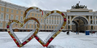 Полицейские задержали школьницу, разрисовавшую на Дворцовой площади арт-объект «Сердца городов Мариуполь и СПб» Полицейские задержали школьницу, разрисовавшую на Дворцовой площади арт-объект «Сердца городов Мариуполь и СПб»