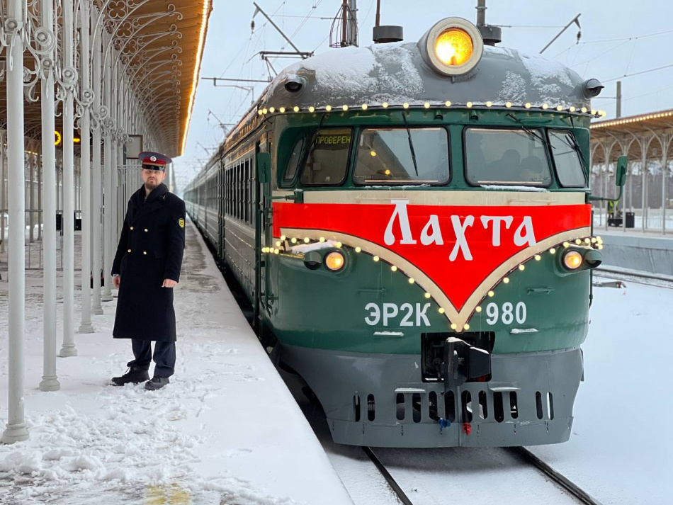 Туристический ретропоезд «Лахта» 2 января отправился в первый рейс из Петербурга в Выборг 