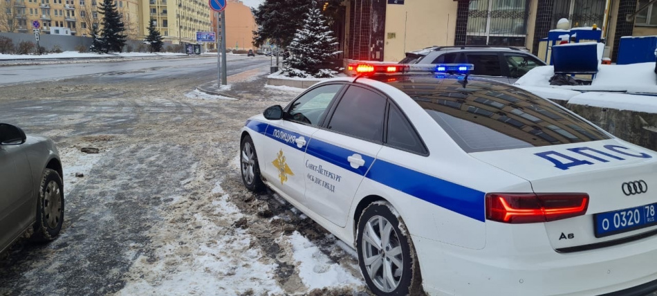 Снег и гололед: водителей предупреждают об опасности на дорогах Петербурга
