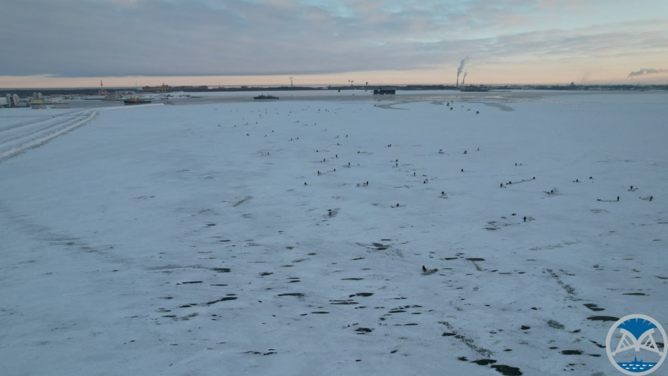 Петербуржцев предупредили об опасности выхода на лед Финского залива 
