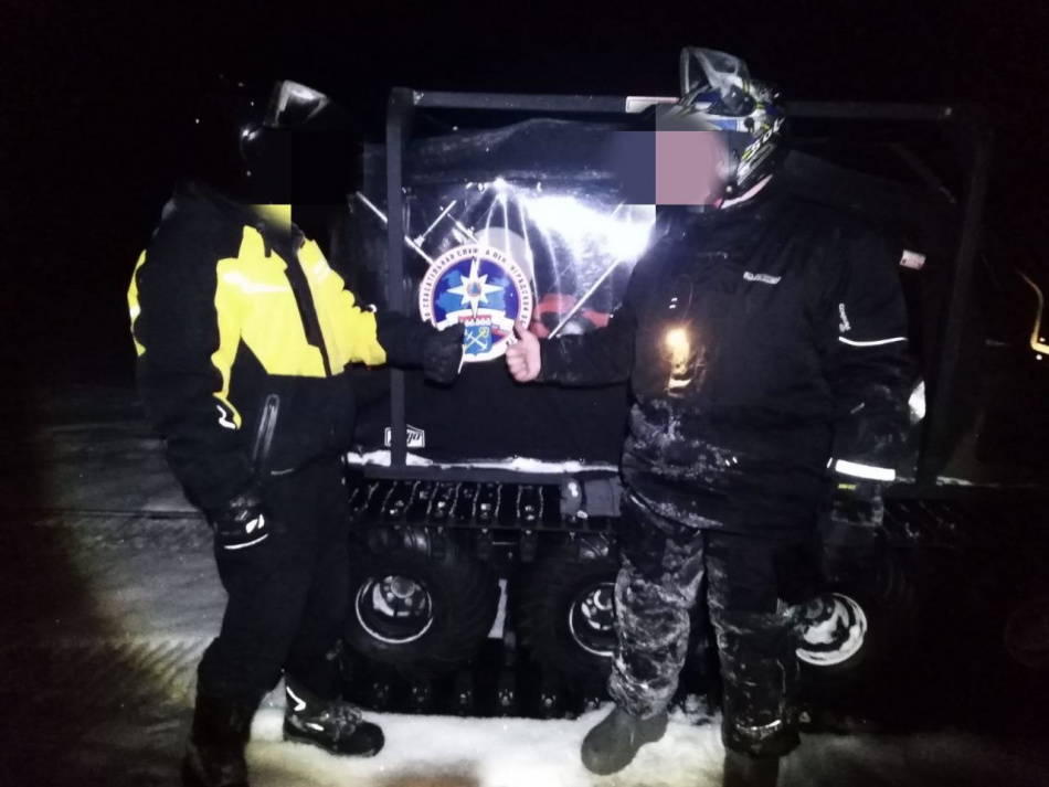 Двое мужчин на снегоходах провалились под лёд Ладожского озера