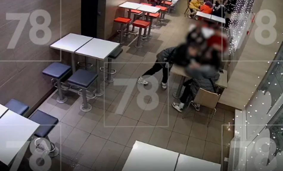 Подростки решили повеселиться и взорвали унитаз петардой в кафе на Васильевском