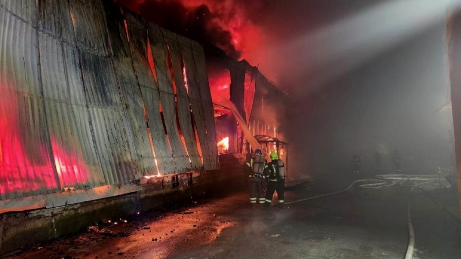 Почти четыре часа тушили спасатели пожар на складе в Калининском районе Петербурга