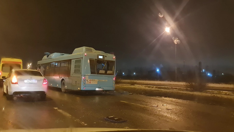 В Петербурге автомобиль-тягач врезался в лазурный автобус