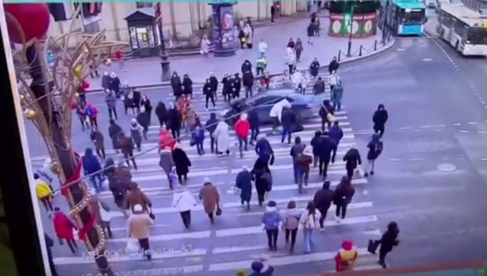 Сбившего людей на переходе в Петербурге скрутили на севере города