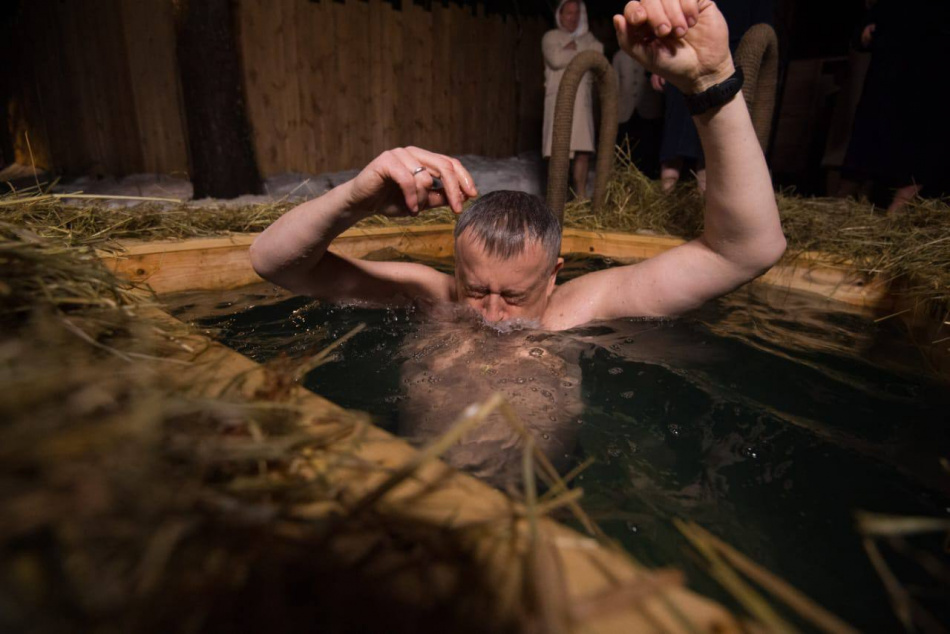 Губернатор Ленобласти Александр Дрозденко принял участие в крещенских купаниях