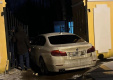 Иномарка врезалась в ворота парка «Александрия» в Петергофе