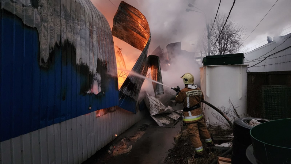 В Петербурге локализовали пожар в ангаре на Южном шоссе 