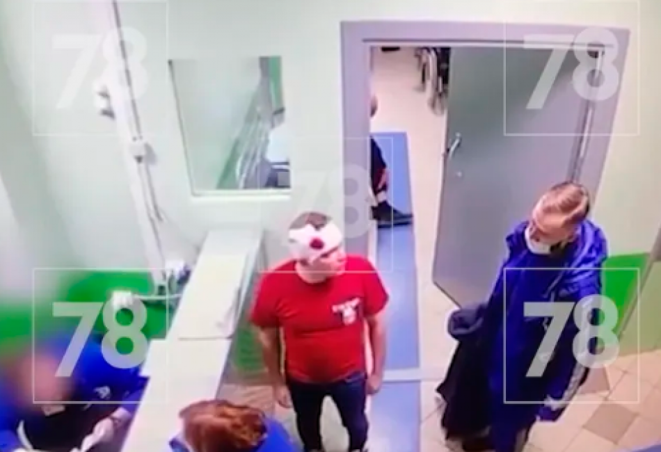 Появилось видео из Мариинской больницы, санитаров которой обвинили в избиении музыканта группы «Включай микрофон»