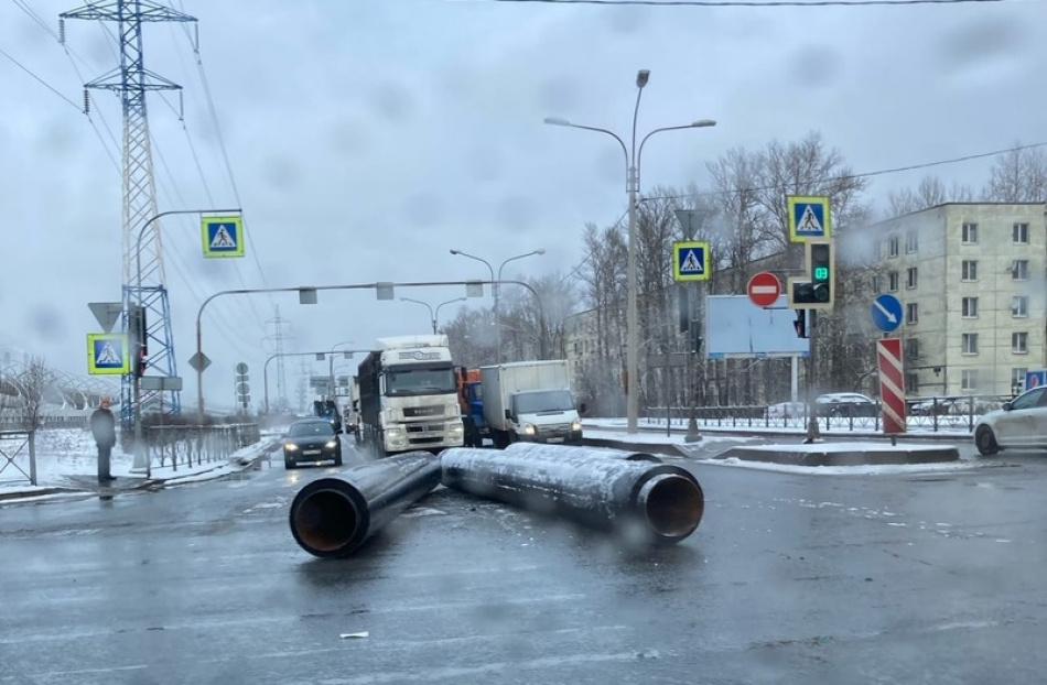 Грузовик растерял трубы и собрал пробку в Московском районе