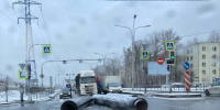 Грузовик растерял трубы и собрал пробку в Московском районе Грузовик растерял трубы и собрал пробку в Московском районе