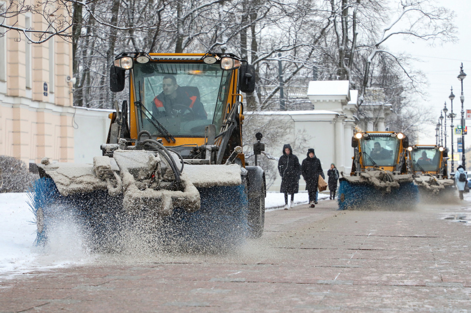 Почти 1,7 млн кубометров снега убрали в Петербурге за зиму