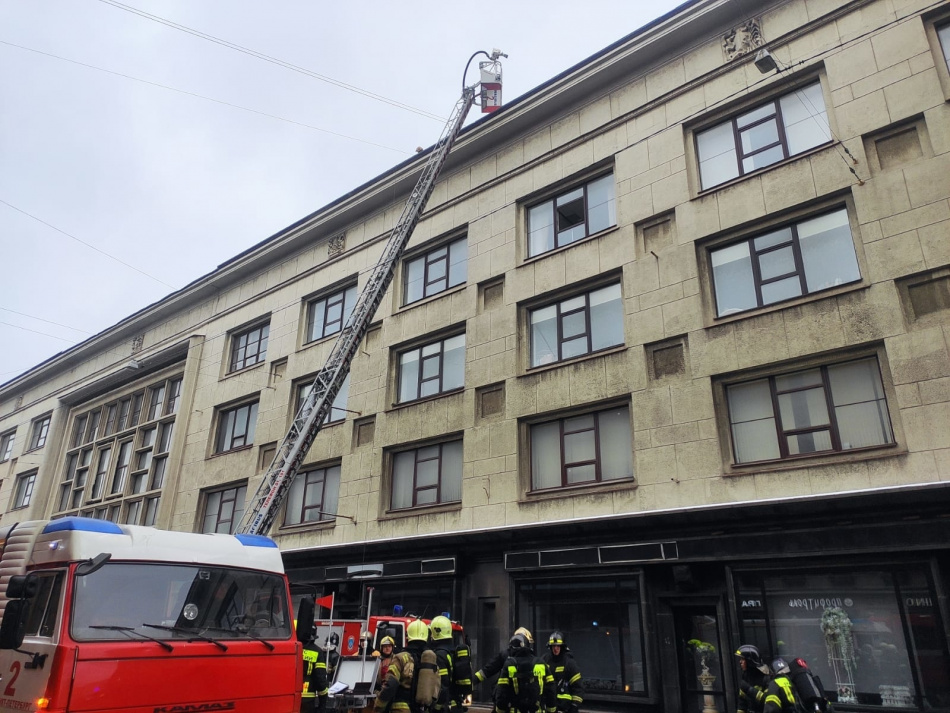 Спасатели потушили пожар на Вознесенском проспекте 