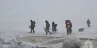 Спасатели во время метели снимают рыбаков со льда Финского залива