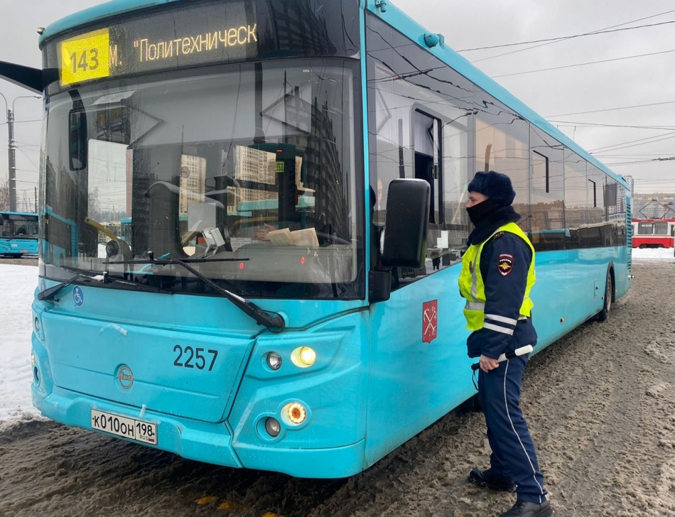 477 водителей автобусов привлекли к ответственности в Выборгском районе Петербурга