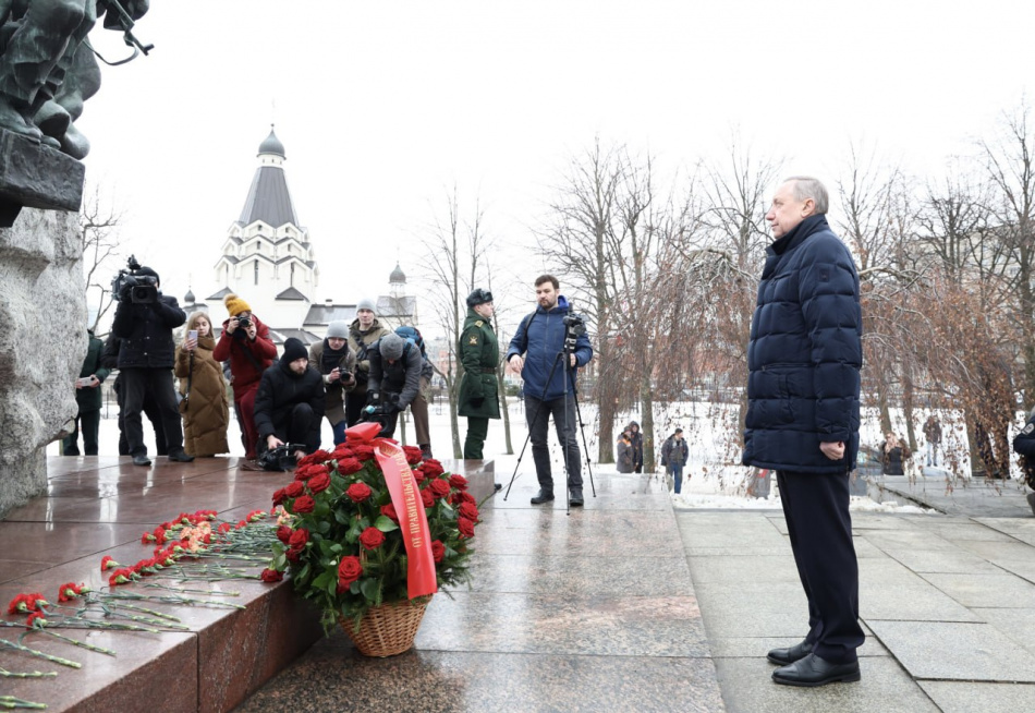 Беглов возложил цветы к памятнику воинам-интернационалистам