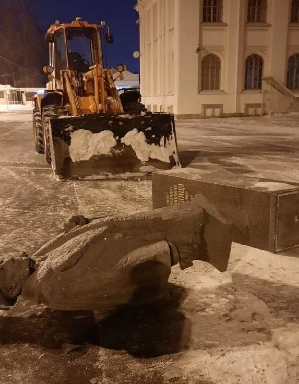 Техника зацепила: в Новом Петергофе во время уборки снега снесли памятник барону Штиглицу