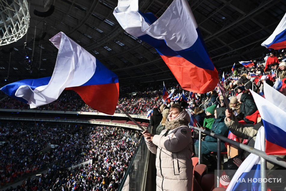 «Бои сейчас идут на исторических рубежах России»: Владимир Путин вышел на сцену митинга-концерта в Лужниках