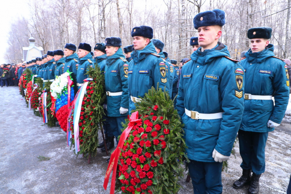 На Серафимовском кладбище в Петербурге почтили память погибших пожарных