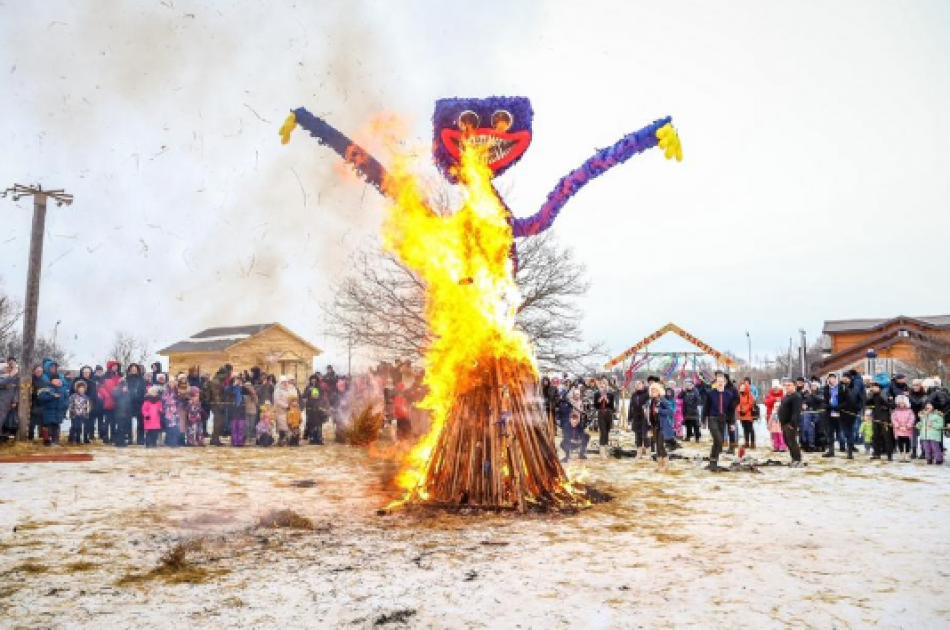 В парке "Аргамач" в Липецкой области на Масленицу сожгли чучело в виде игрушки "Хагги Вагги"