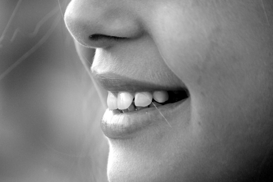Стоматолог объяснил, как добиться белоснежной улыбки