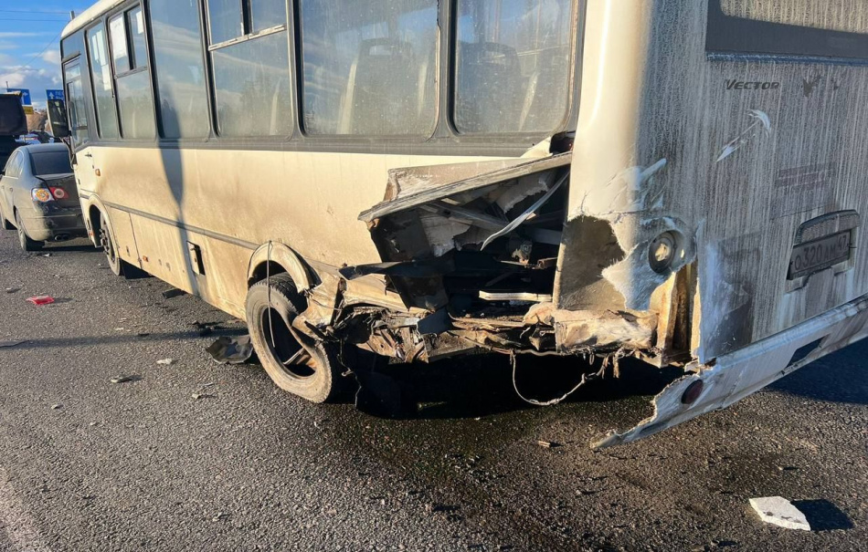 На трассе «Скандинавия» водитель Mercedes влетел в автобус и погиб