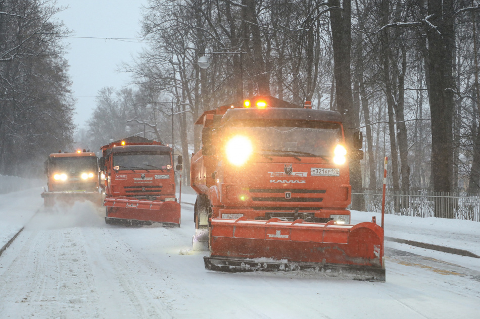 В Петербурге борются со снегом 800 машин и 720 дворников