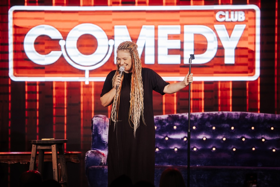 Женский и мужской юмор, рецепт самоиронии и важность стендапа: интервью комика Лены Корнеевой Peterburg2