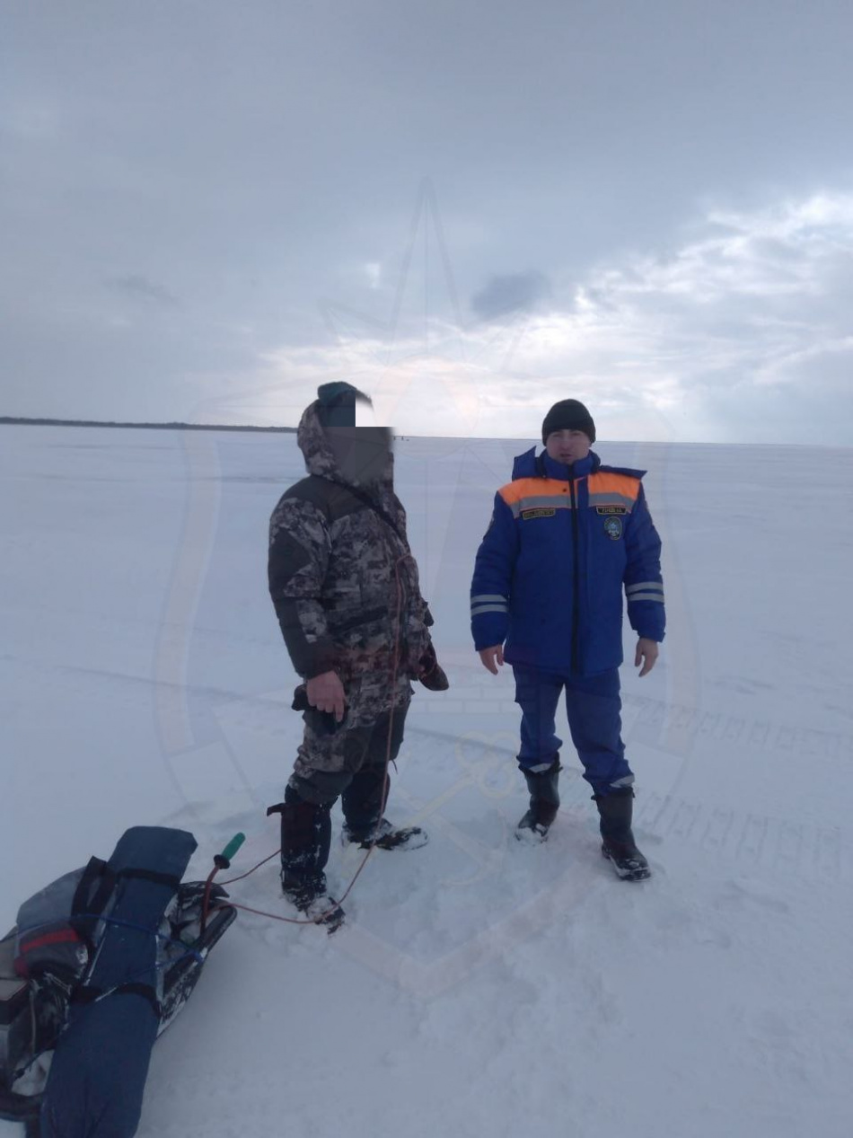 На льду Ладоги 8 марта заблудились двое