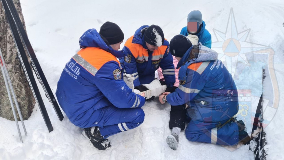 В Ленобласти спасатели вызволяли из леса лыжницу со сломанной ногой