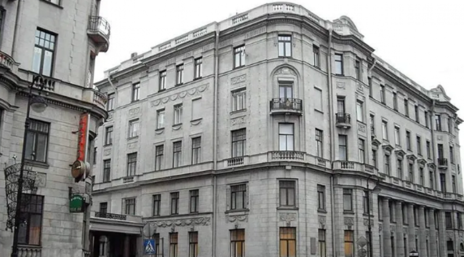 Лепнина и позолота: в Петербурге нашли самую дорогую квартиру в России с посуточной арендой