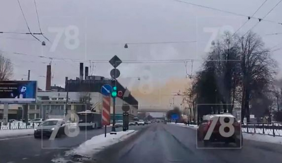 Облака в Петербурге выявили желтый сгусток над Кировским заводом