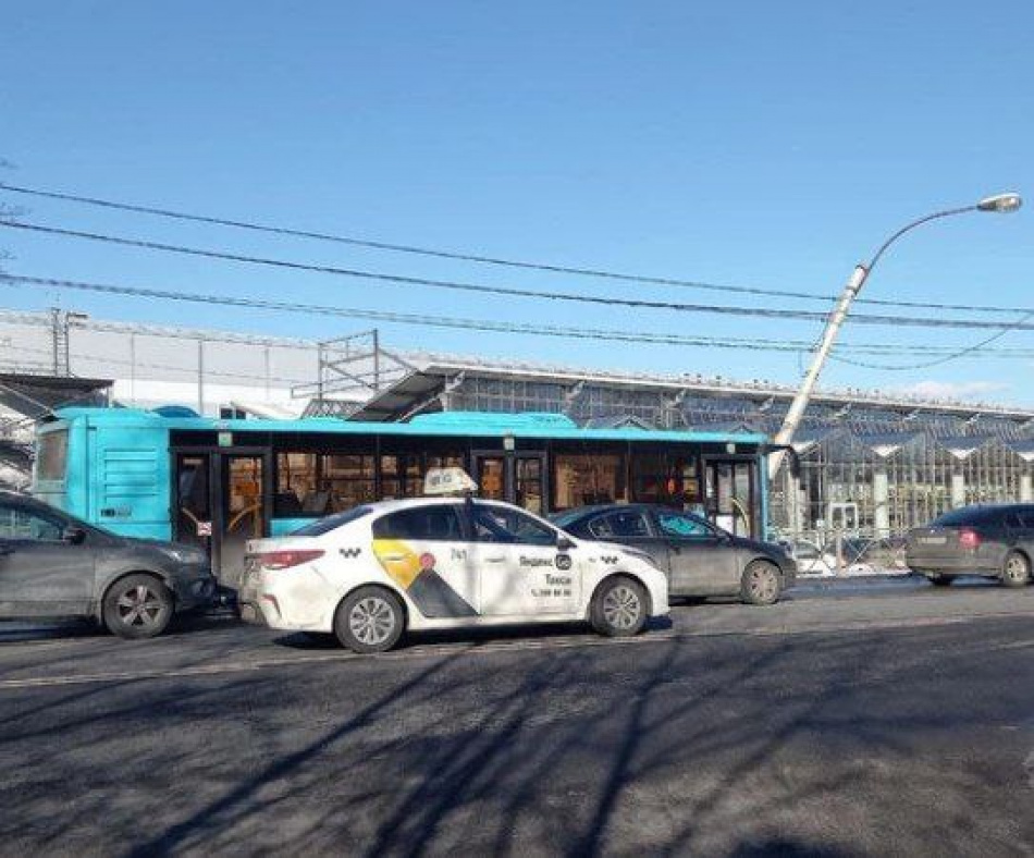 В Петербурге автобус врезался в мачту освещения