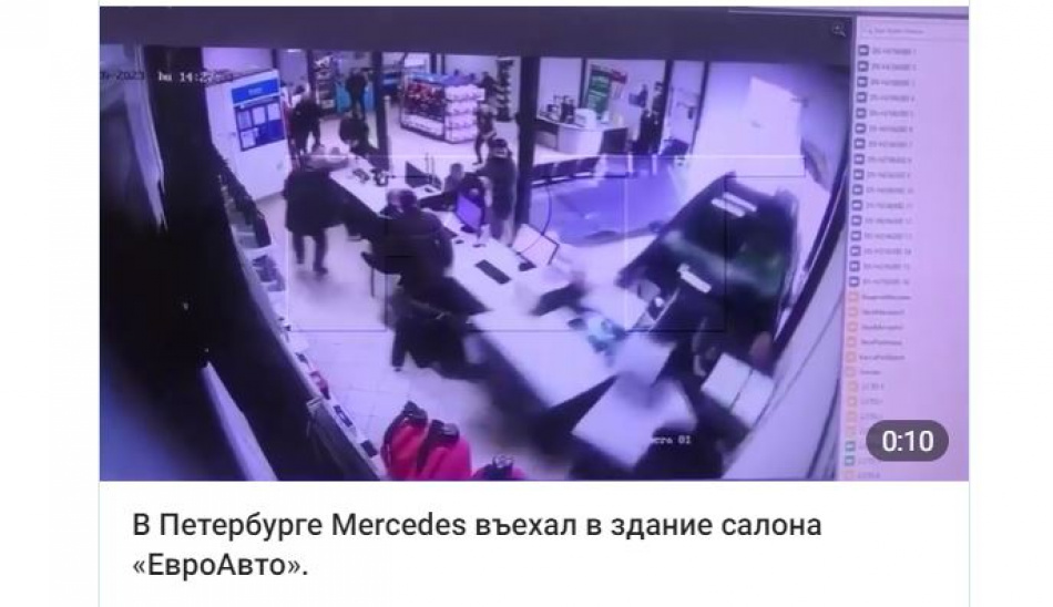 Перепутал газ и тормоз: Mercedes протаранил здание автосалона в Петербурге