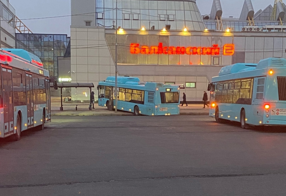 На Балканской площади автобус выехал на тротуар 