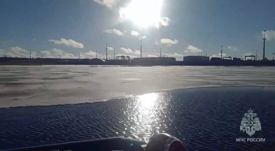 Со льда у порта «Бронка» в Петербурге спасли 13 рыбаков 