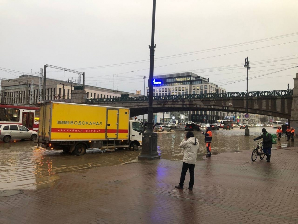 На Московском проспекте в Петербурге прорвало трубу 