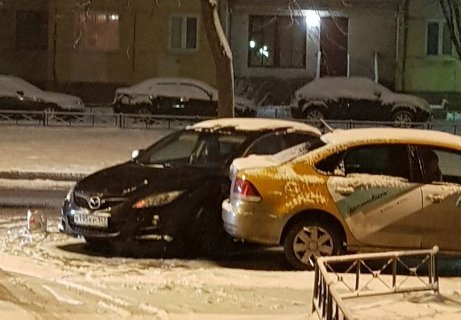 На юго-западе Петербурга столкнулись Mazda и каршеринг