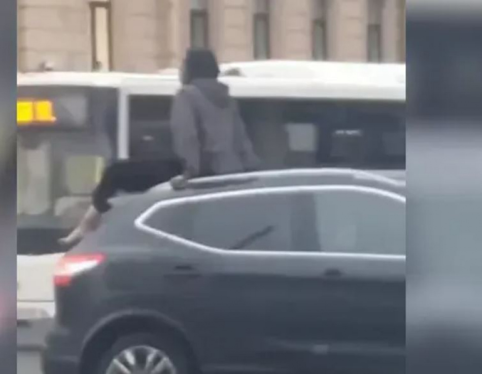 Бросалась на машины и танцевала: босоногая женщина устроила перформанс на площади Восстания