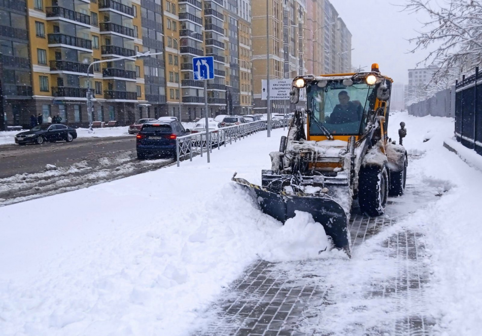 Почти 9 тыс. кубометров снега убрали с улиц Петербурга за сутки