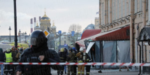 Девушка, которая вручила военкору статуэтку с самодельным взрывным устройством, находится в одной из больниц Петербурга