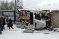 Водитель потерял управление: на Ржевке автобус с пассажирами врезался в металлический забор