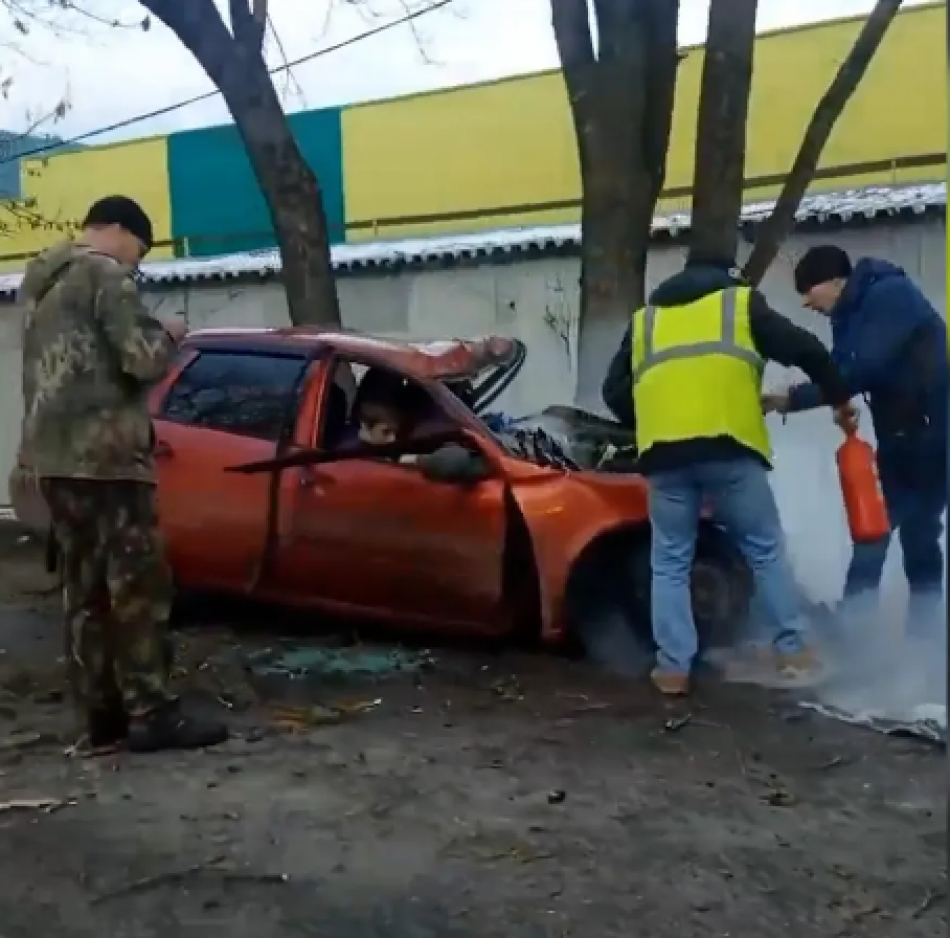 В Сланцах водителя легковушки зажало после ДТП