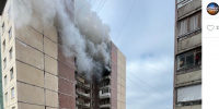 Сильный пожар в доме на улице Десантников потушили
