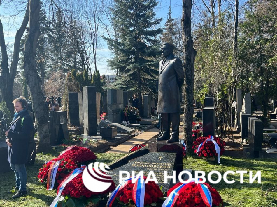 На Новодевичьем кладбище в Москве открыли надгробный памятник основателю ЛДПР Владимиру Жириновскому