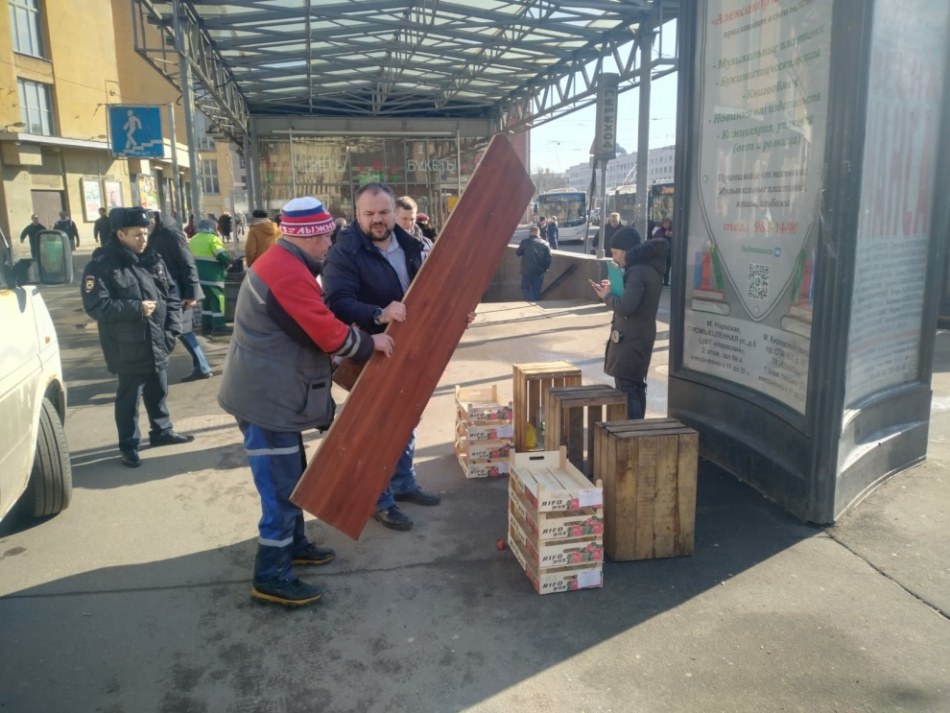 Изъято более 300 товаров: рейды по пресечению работы незаконных объектов торговли проведены в семи районах Петербурга