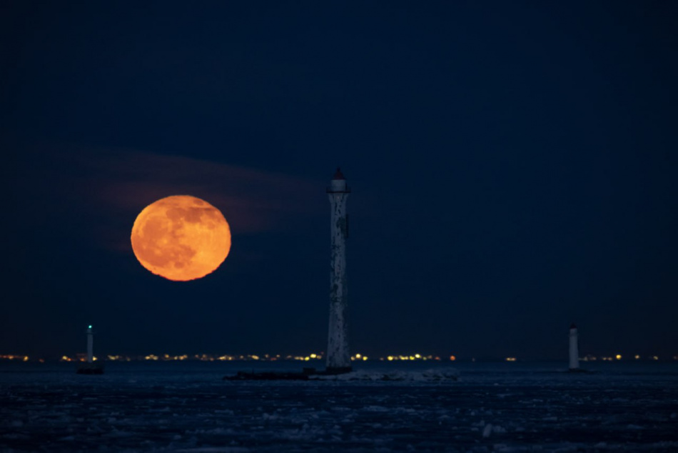 "Не Луна, а Лунища": петербуржцев восхитило мощное сияние диска в ночь на 7 апреля
